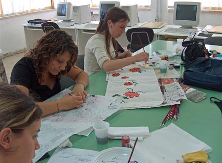 Laboratorio scolastico di pittura su stoffa curato dalla prof.ssa Petracca Laura